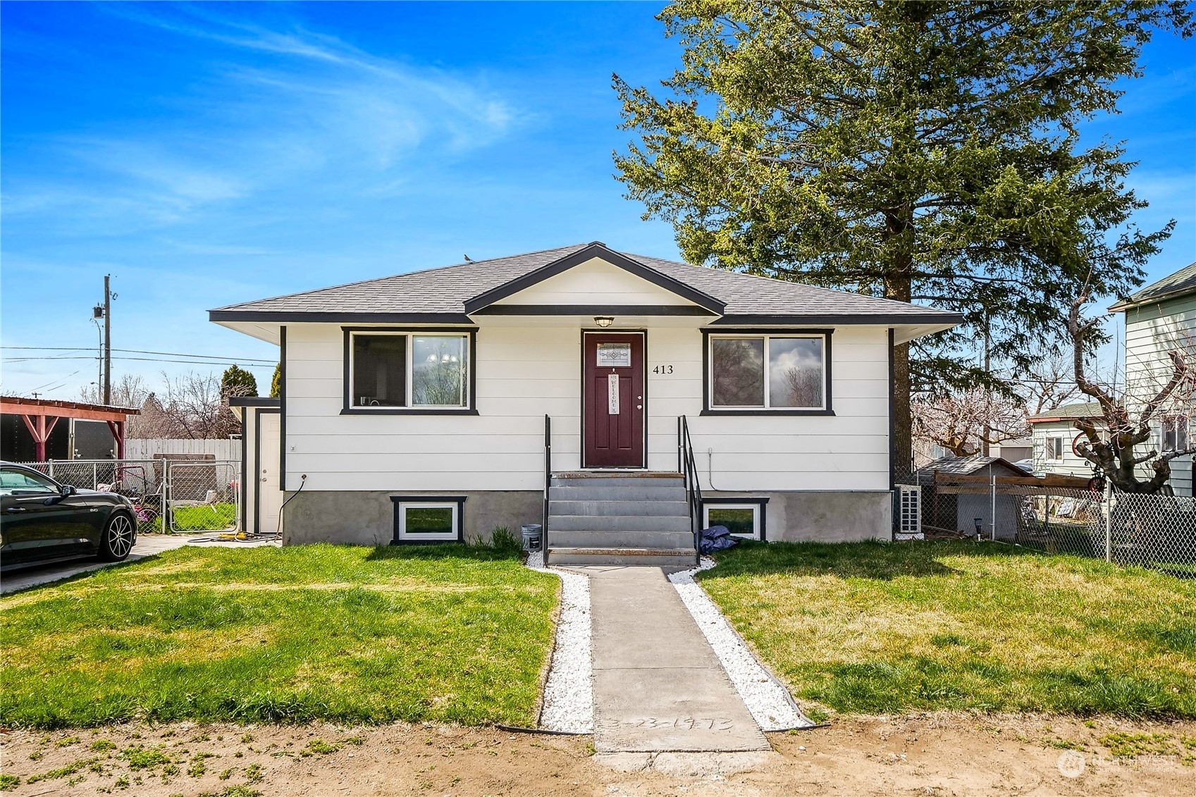 Property Photo:  413 S Maple Street  WA 98857 