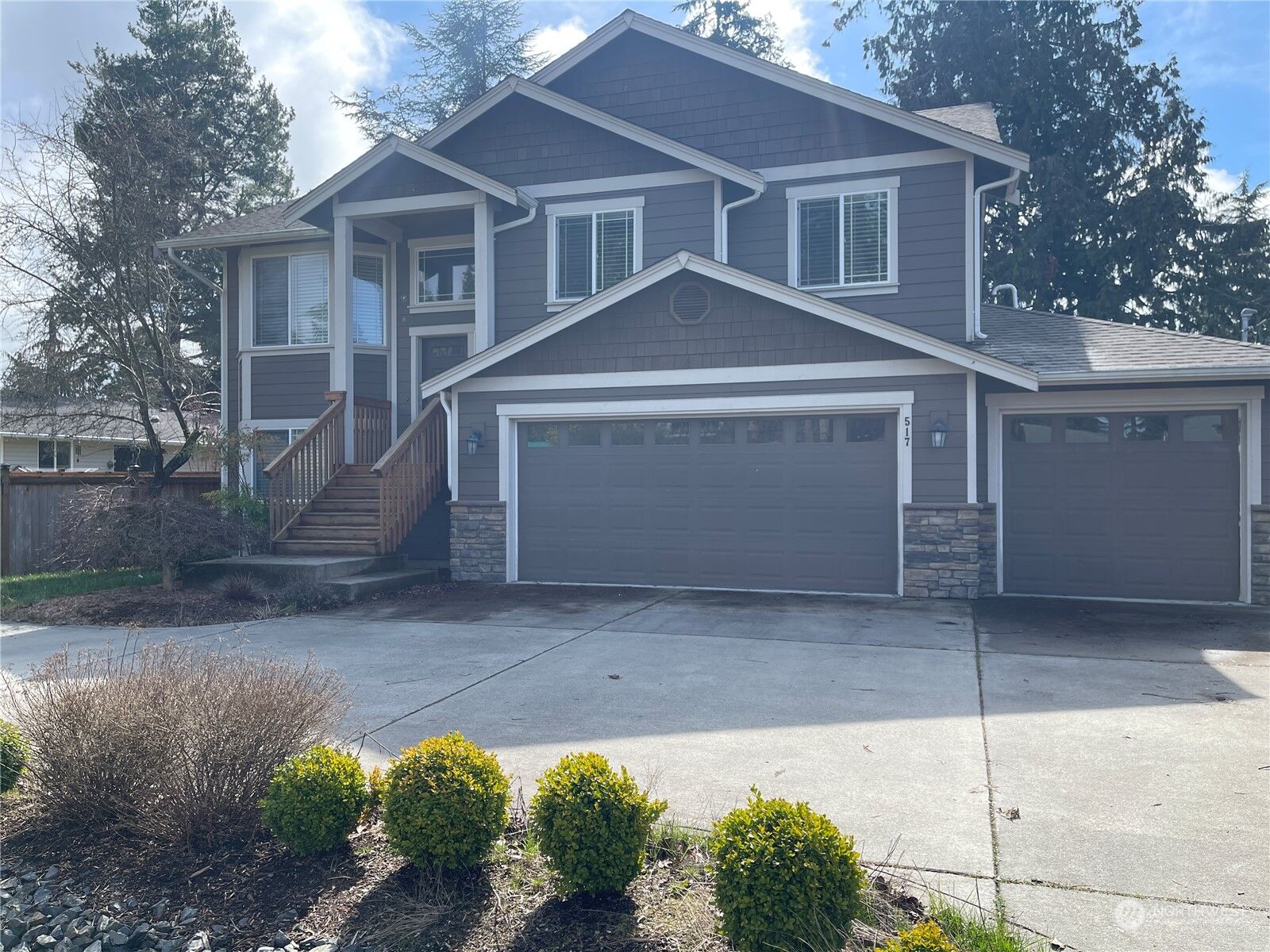 Property Photo:  517 NE 205th Street  WA 98155 