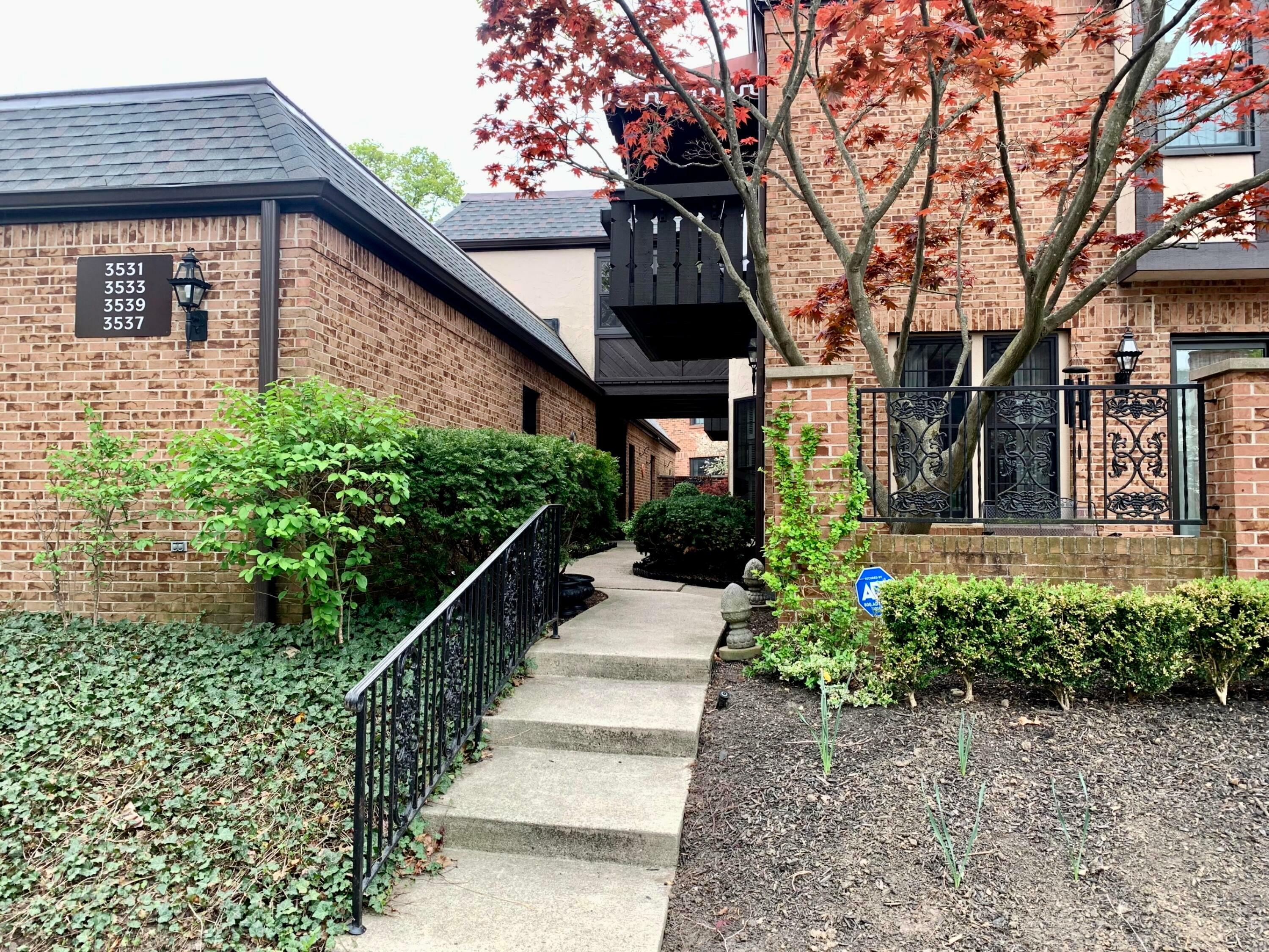 Property Photo: 3533 La Rochelle Drive OH 43221