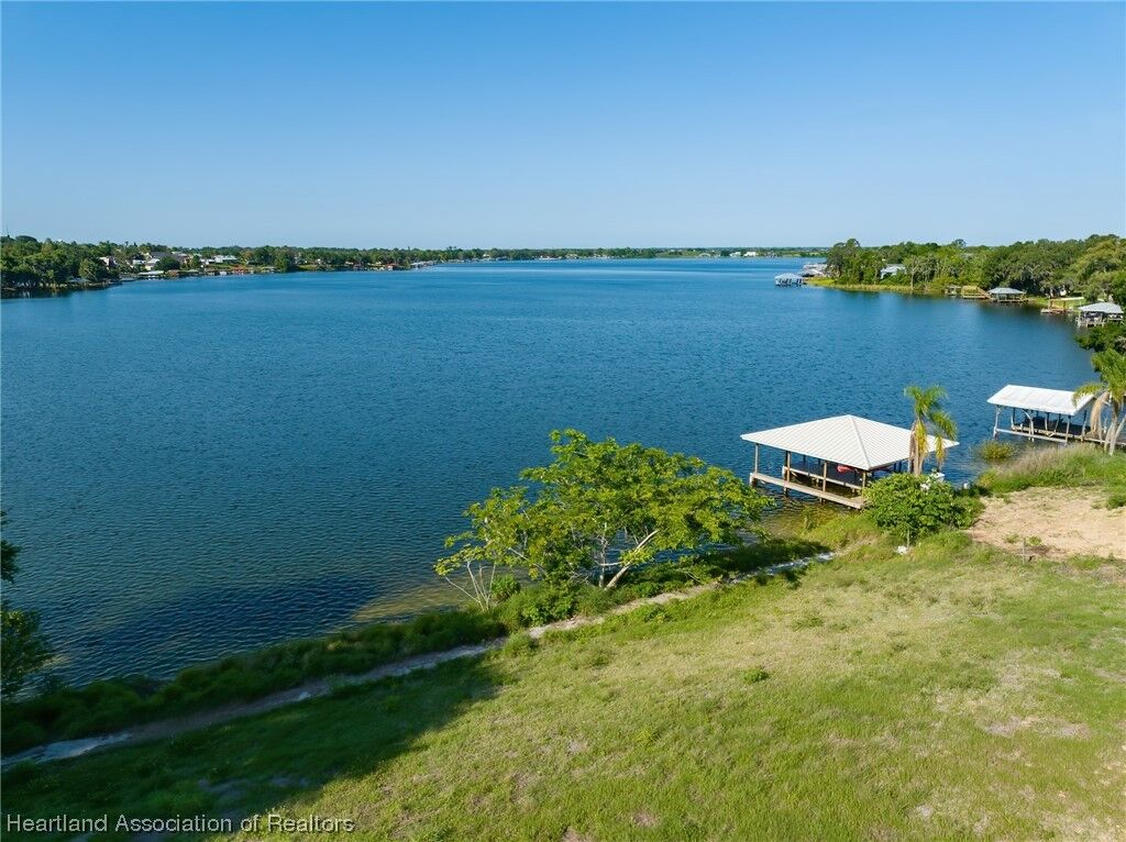 Property Photo: 1442 County Road 17 Road N FL 33852