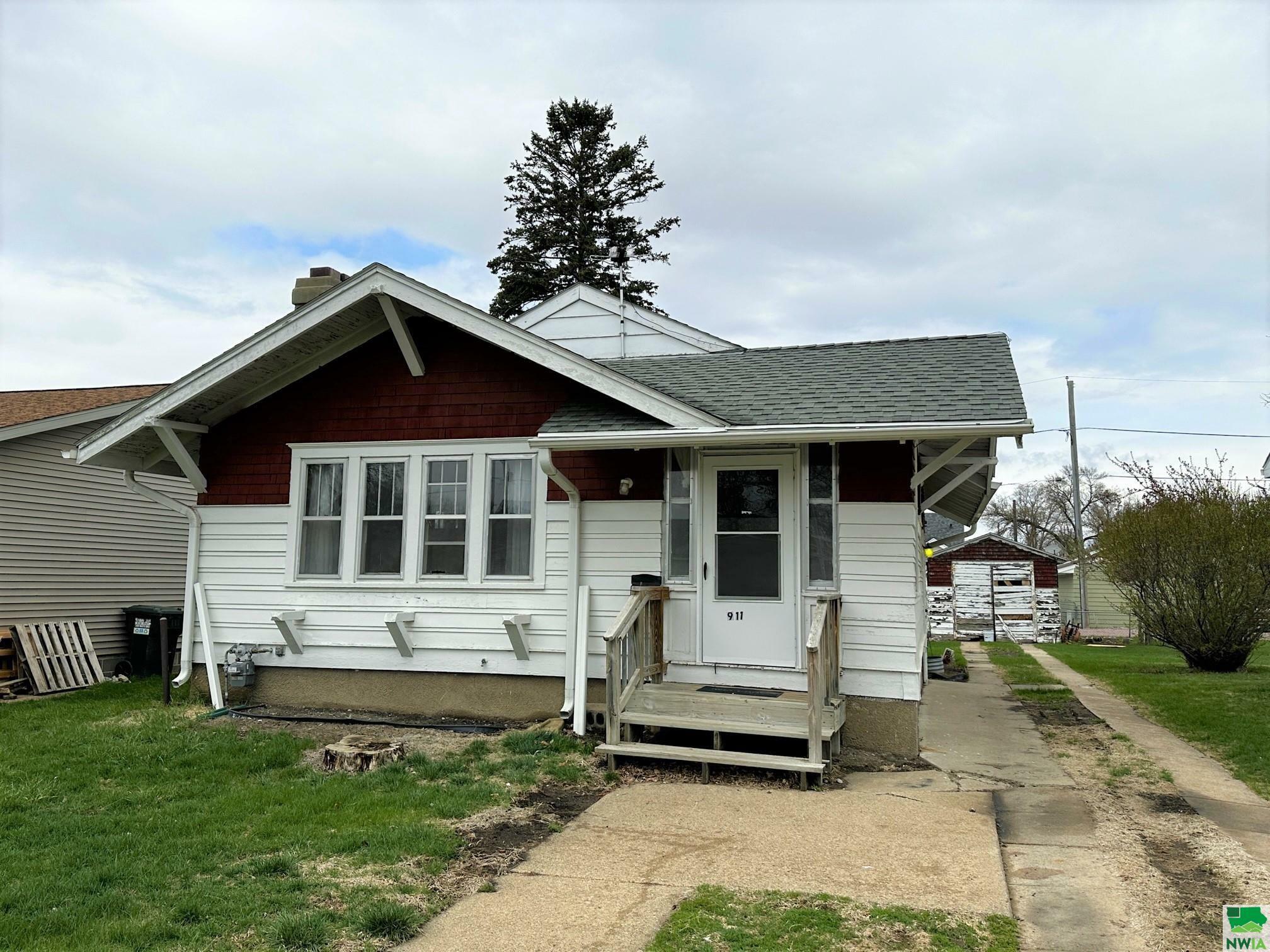 Property Photo:  911 Whitcher Avenue  IA 51109 