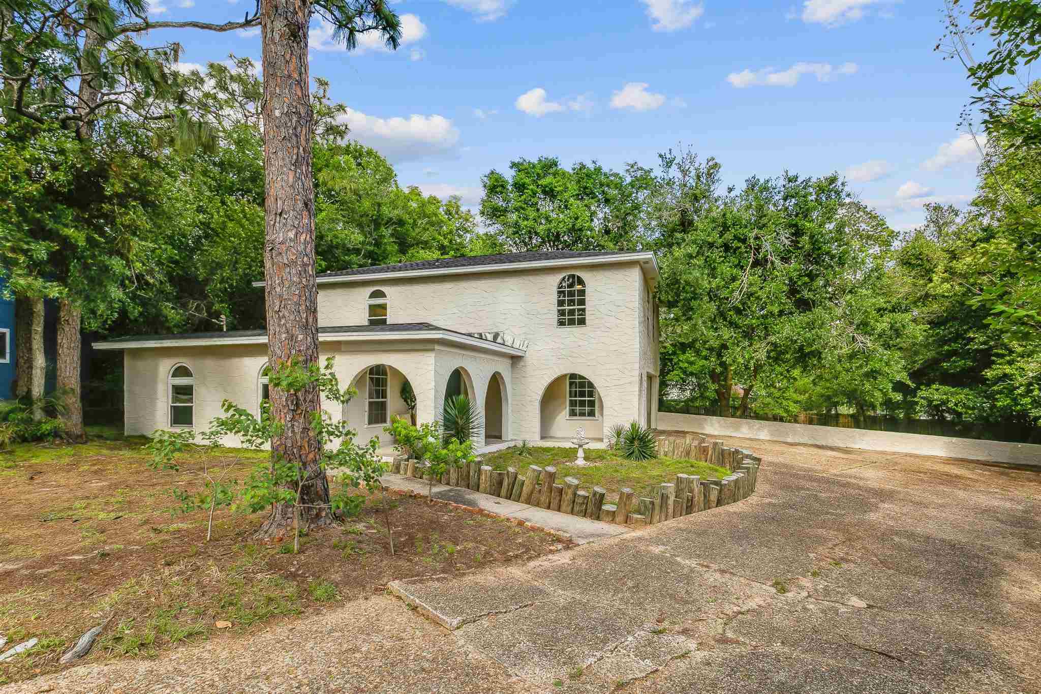 Property Photo: 310 Teakwood Cir FL 32506
