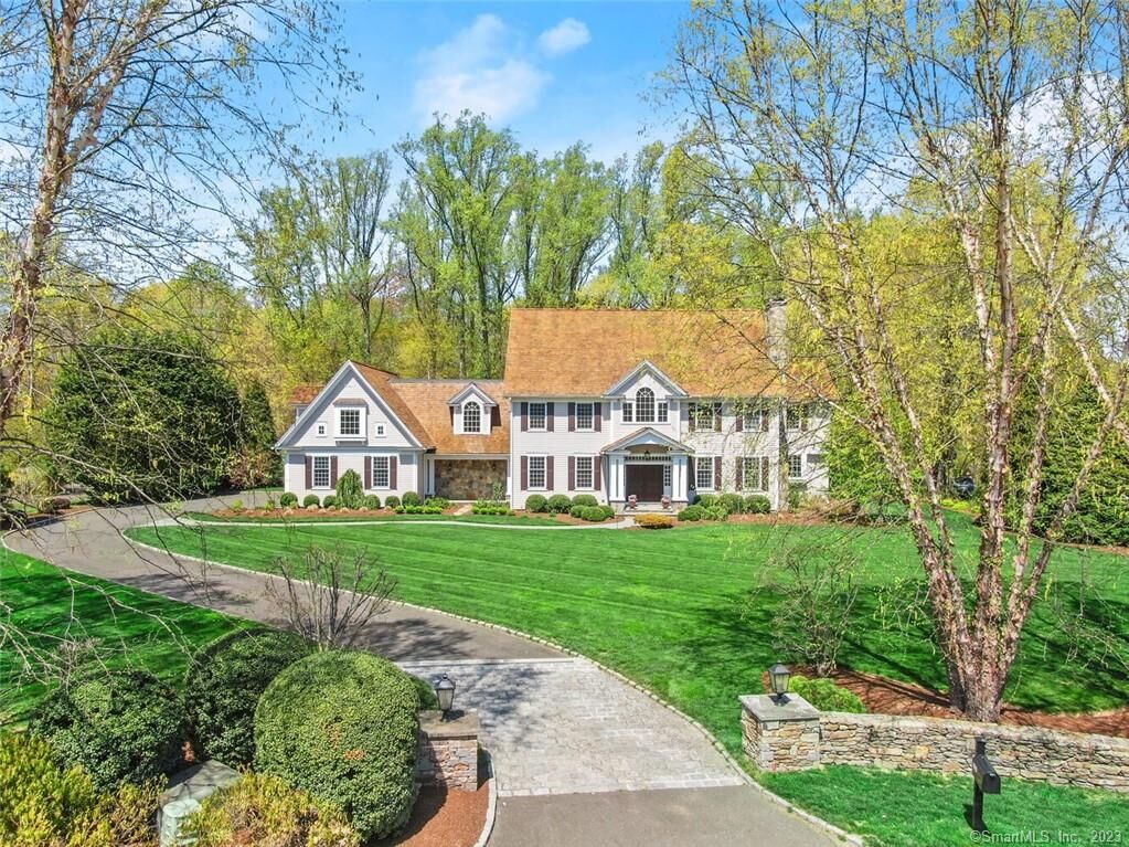 Property Photo:  100 Burrwood Common  CT 06824 