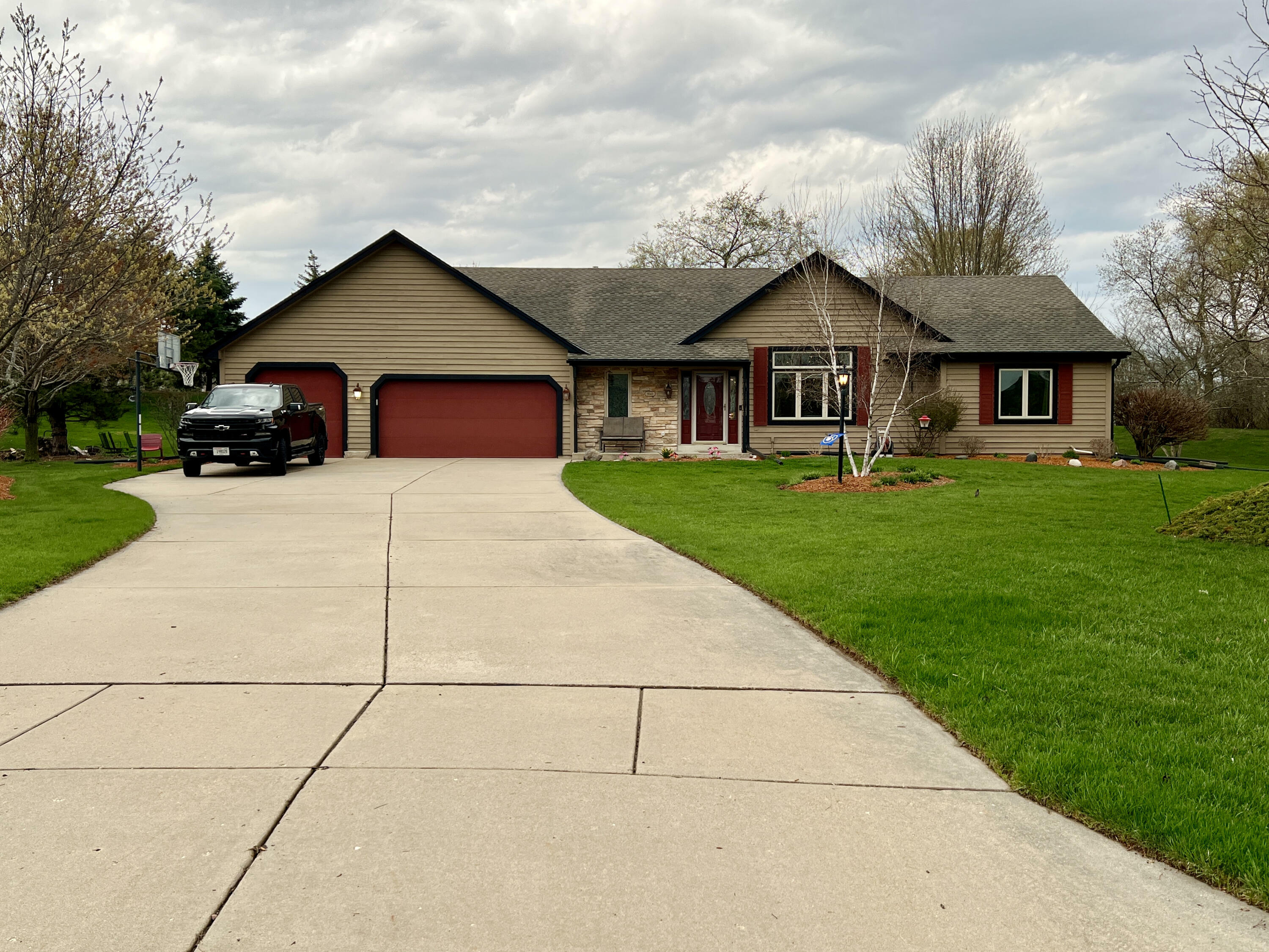 Property Photo:  9542 S Fairway Cir  WI 53132 