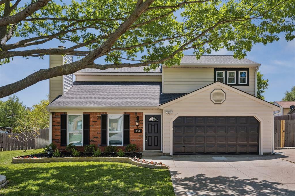 Property Photo: 850 N Riverside Drive TX 76051