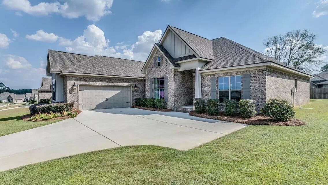 Property Photo: 6233 Howie Way FL 32571