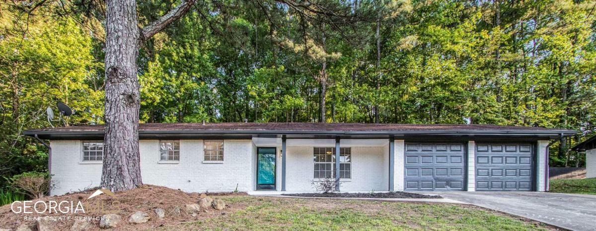 Property Photo: 2243 Seven Oaks Circle GA 30288
