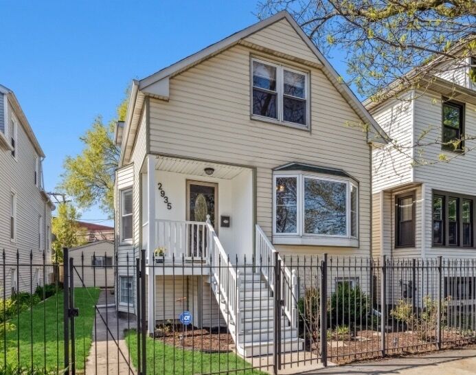 Property Photo:  2935 W Roscoe Street  IL 60618 