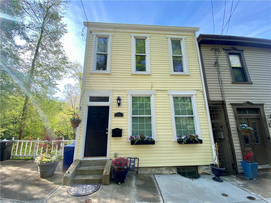 Property Photo:  693 Rolla St  PA 15214 