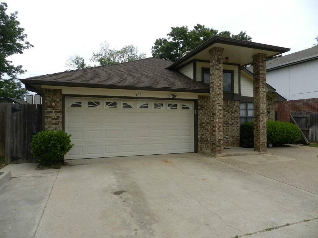 Property Photo:  1433 Thistlewood Lane  TX 76051 