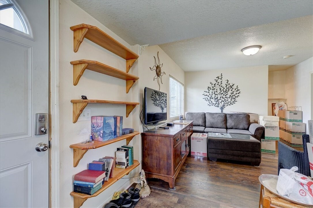 Property Photo: 3915 Glover Avenue IA 50315