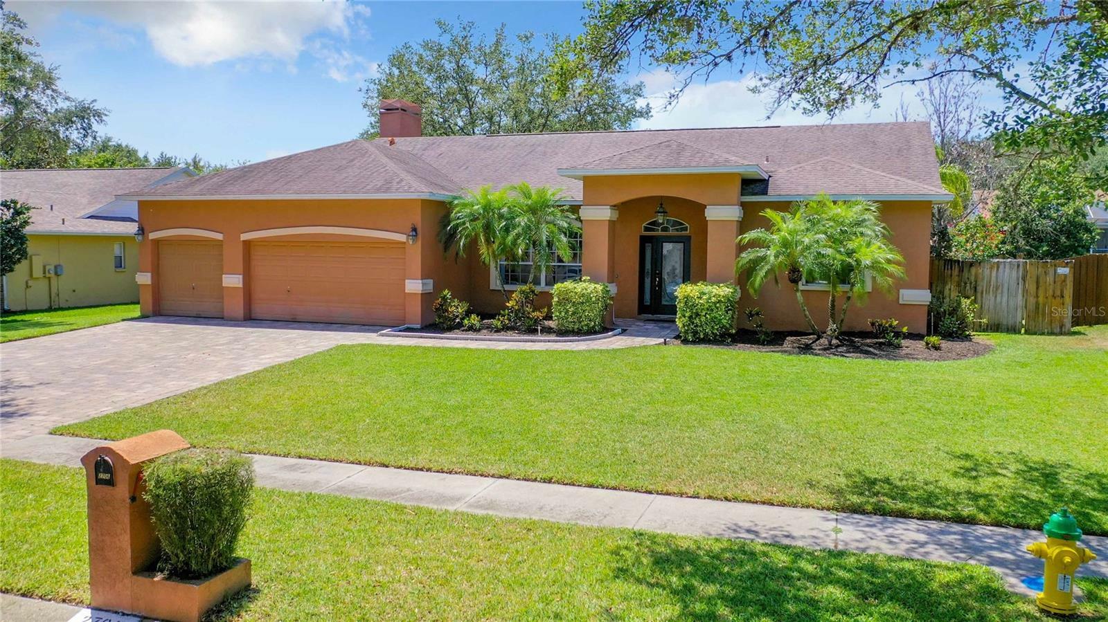 Property Photo:  2706 Bent Leaf Drive  FL 33594 