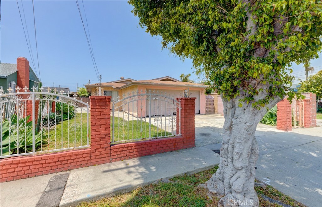 Property Photo:  10925 Dalerose Avenue  CA 90304 