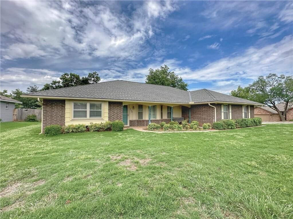 Property Photo: 835 E 9th Street OK 73034