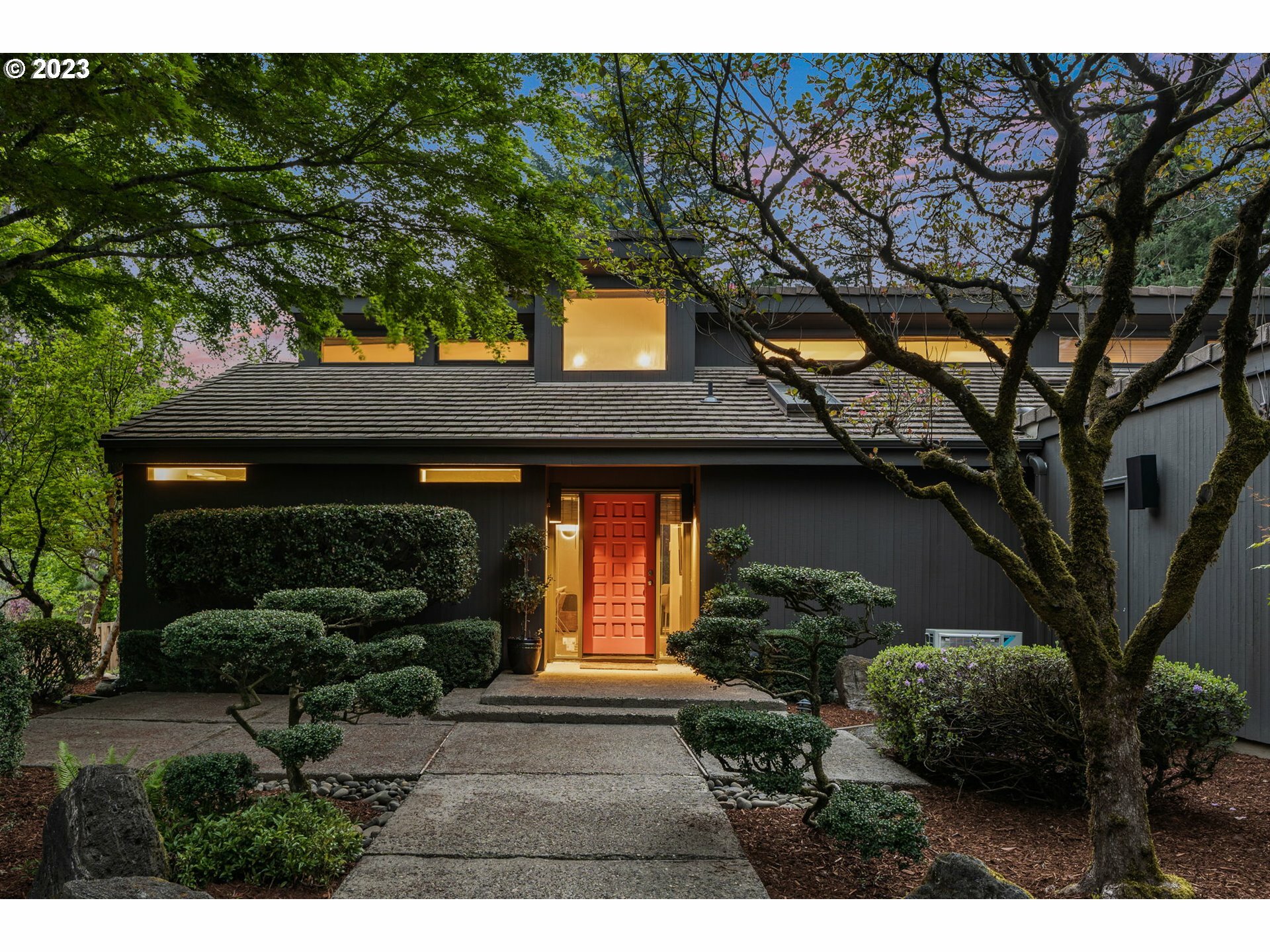 Property Photo: 682 S Palatine Hill Rd OR 97219