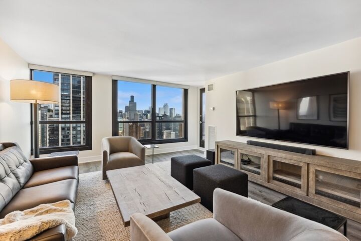 Property Photo: 1030 N State Street 31K IL 60610