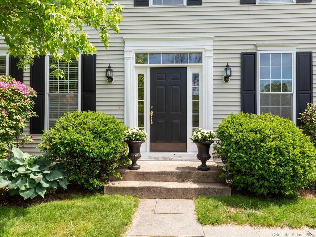 Property Photo:  5 Wentworth Place  CT 06001 