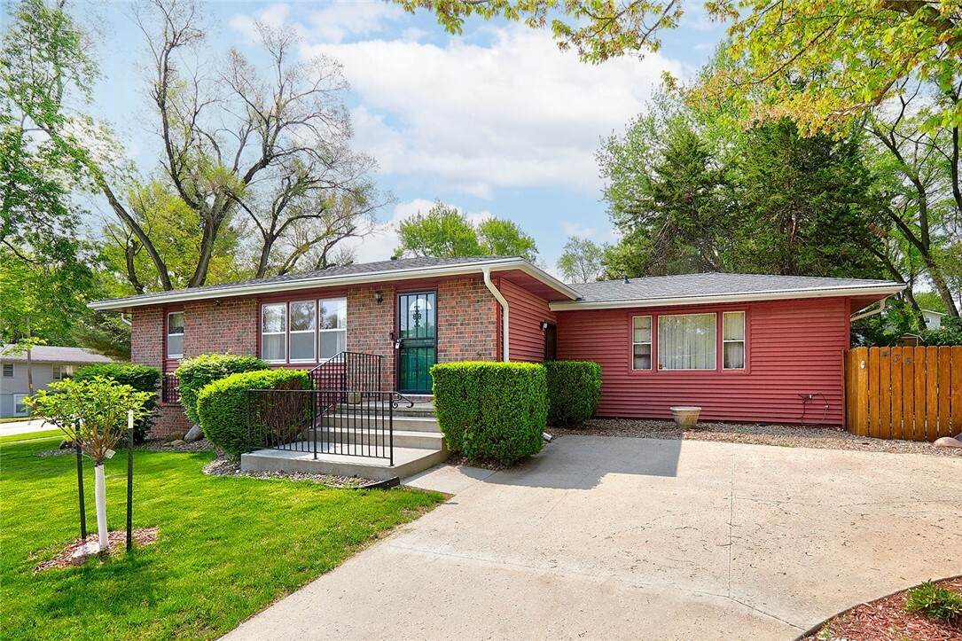 435 E Leach Avenue  Des Moines IA 50315 photo