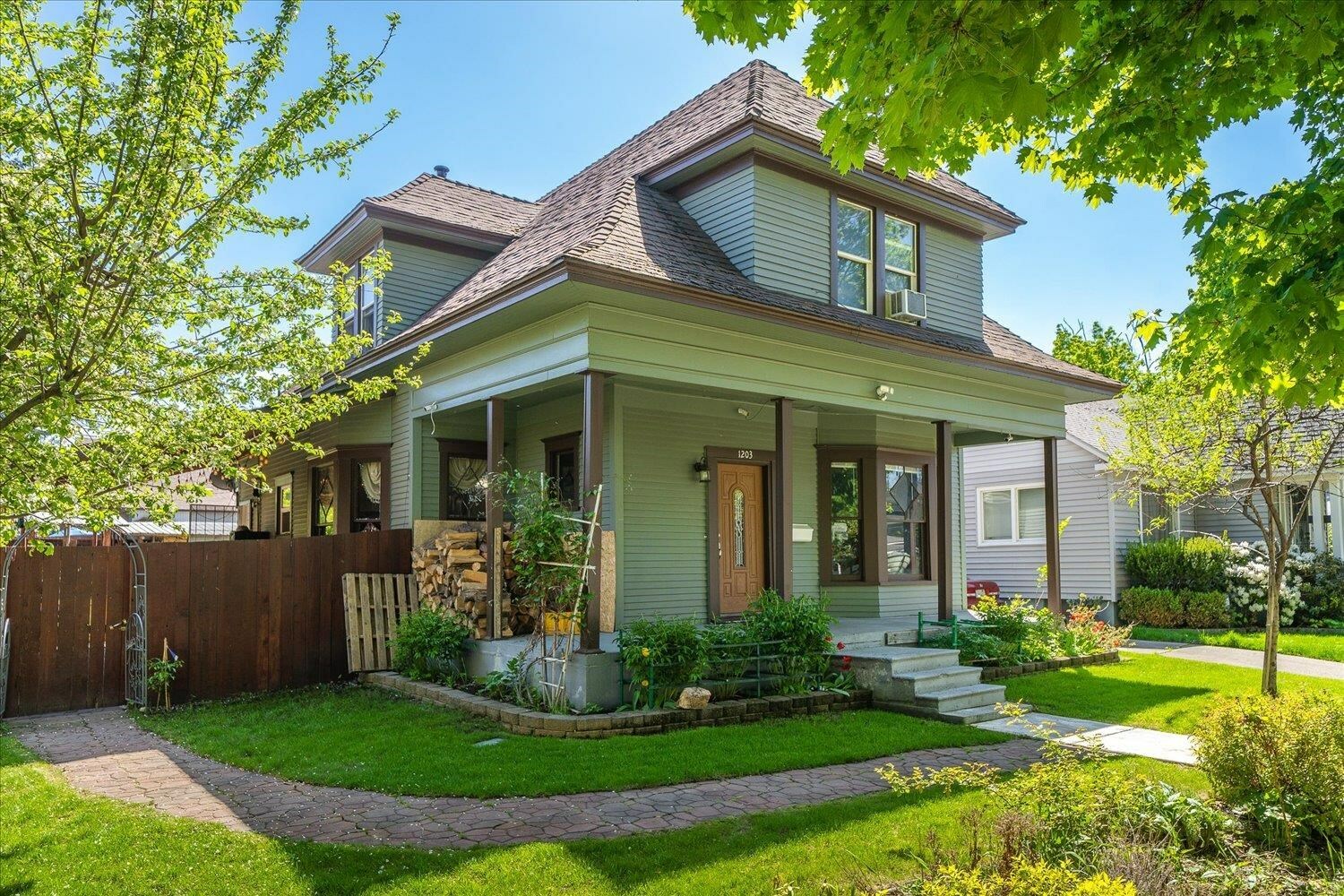 Property Photo: 1203 W Augusta Ave WA 99205