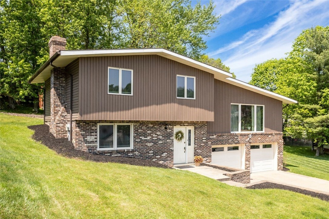 Property Photo:  429 Deer Park Drive W  PA 15025 