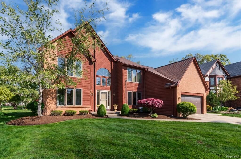 Property Photo:  170 Londonderry Lane  NY 14068 