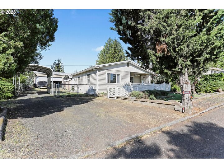 House for sale in The Dalles 1016 Pine St, The Dalles, OR 97058
