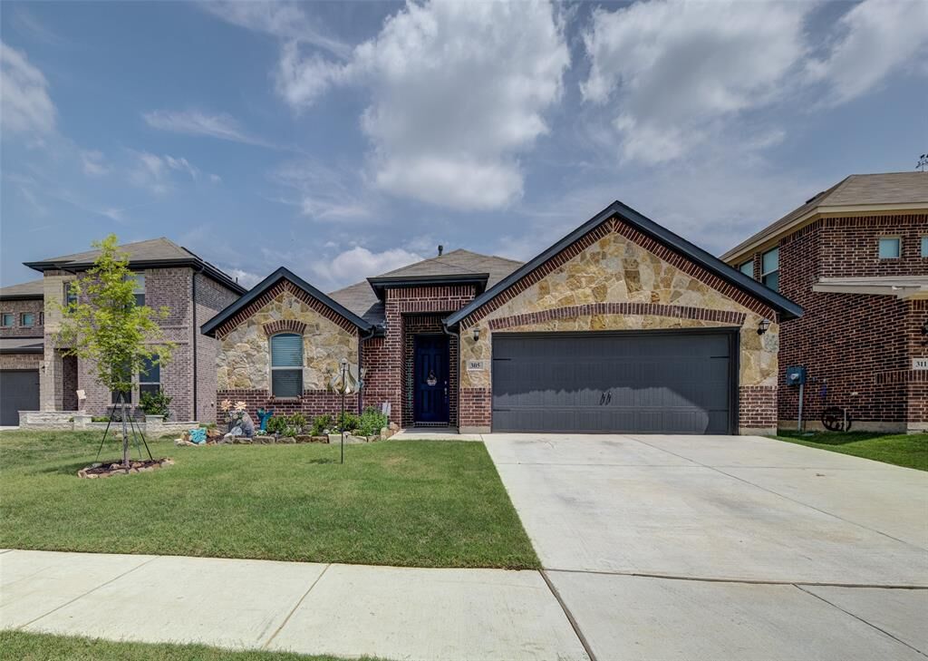 Property Photo:  305 Rosie Court  TX 76226 