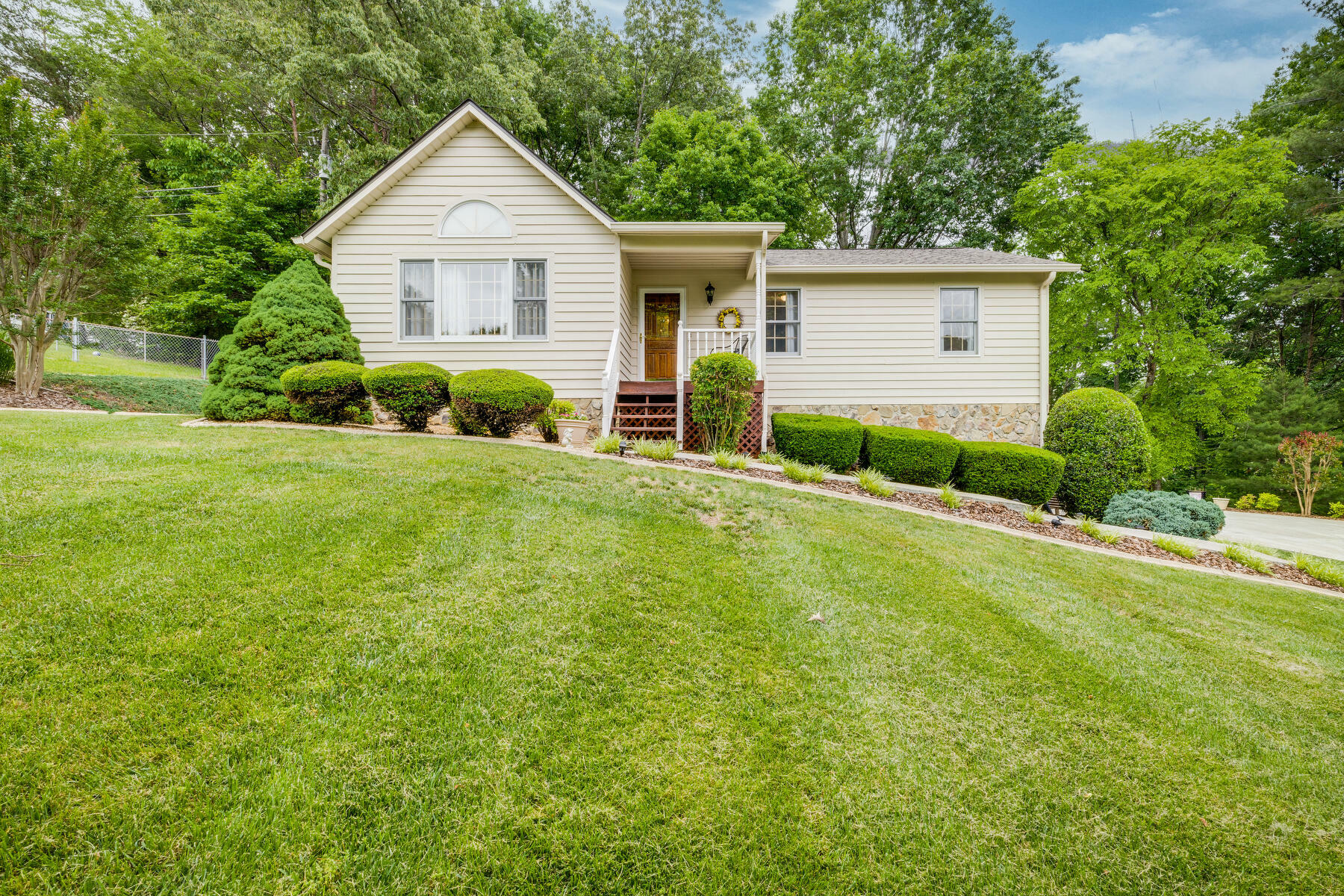 Property Photo:  235 Kings Grant Road  TN 37663 