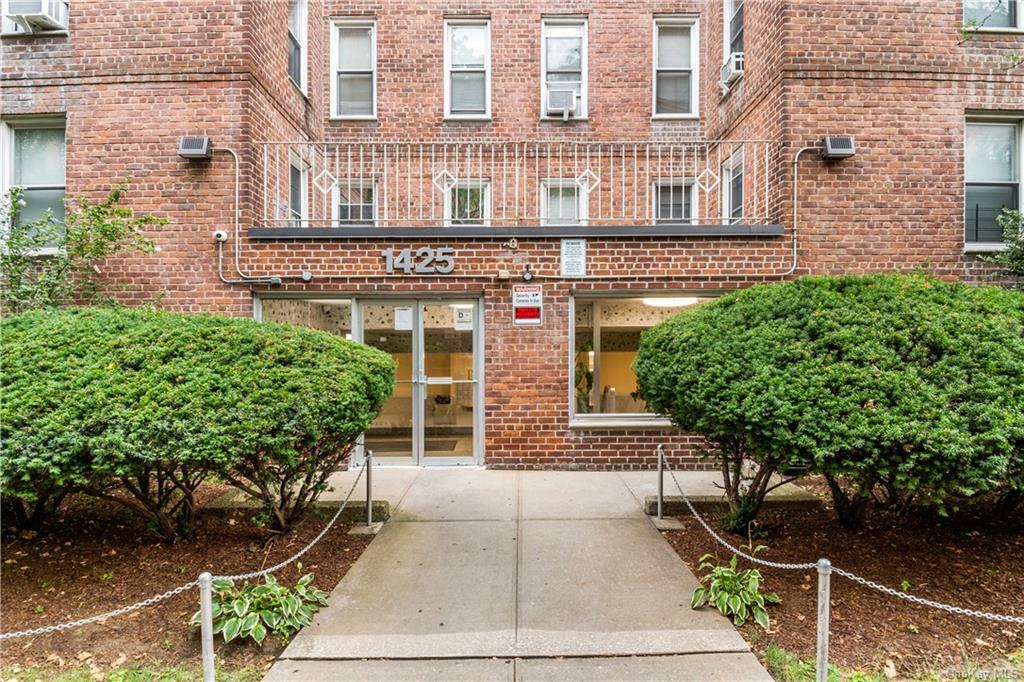 Property Photo:  1425 Thieriot Avenue 1C  NY 10460 