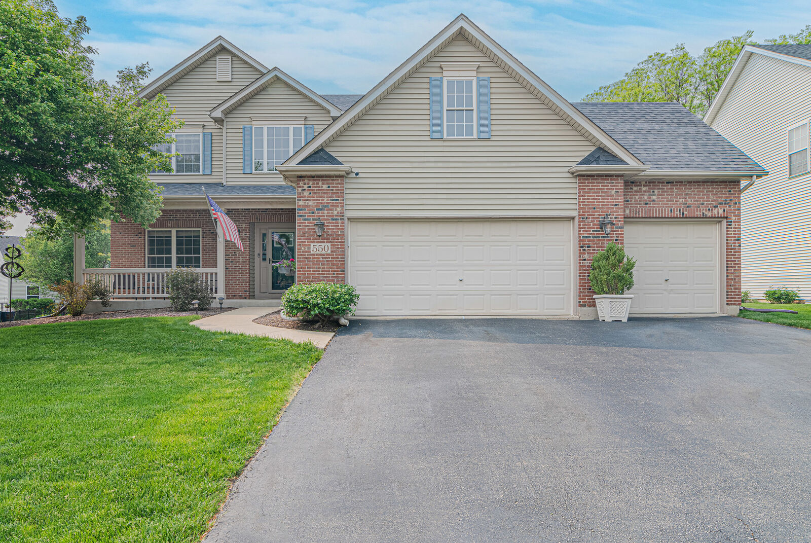 Property Photo:  550 Carriage Way  IL 60177 