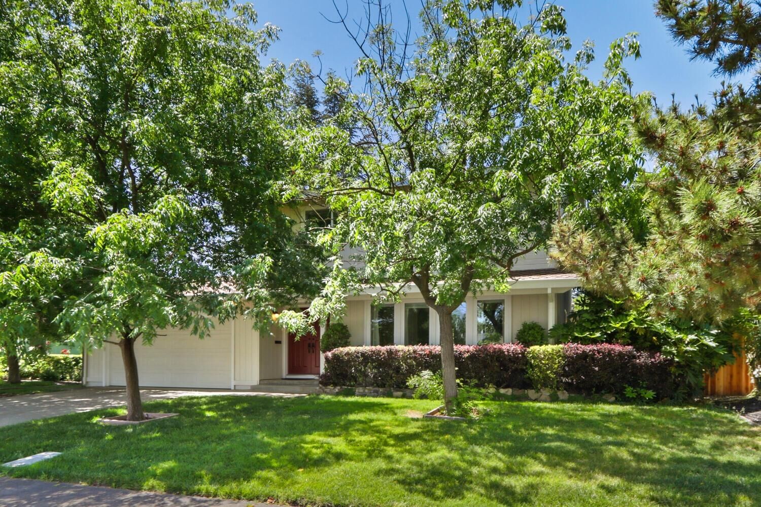 Property Photo: 320 Outrigger Way CA 95831