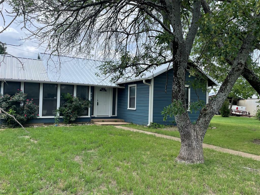 Property Photo: 612 N Main Street TX 76449