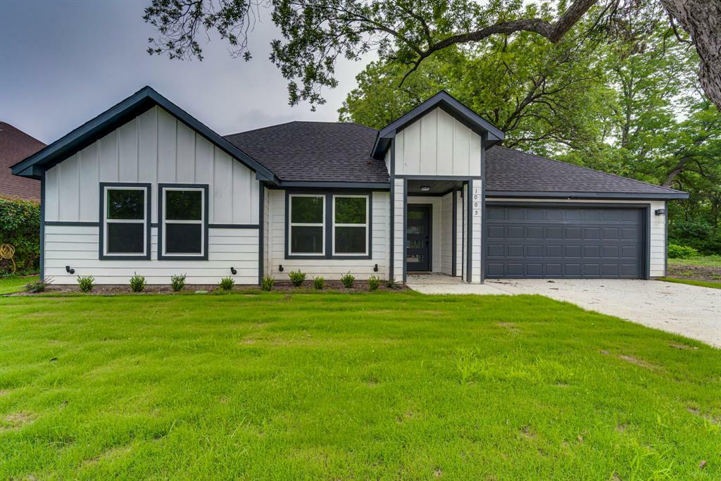 Property Photo: 1005 E Jefferson Street TX 75165