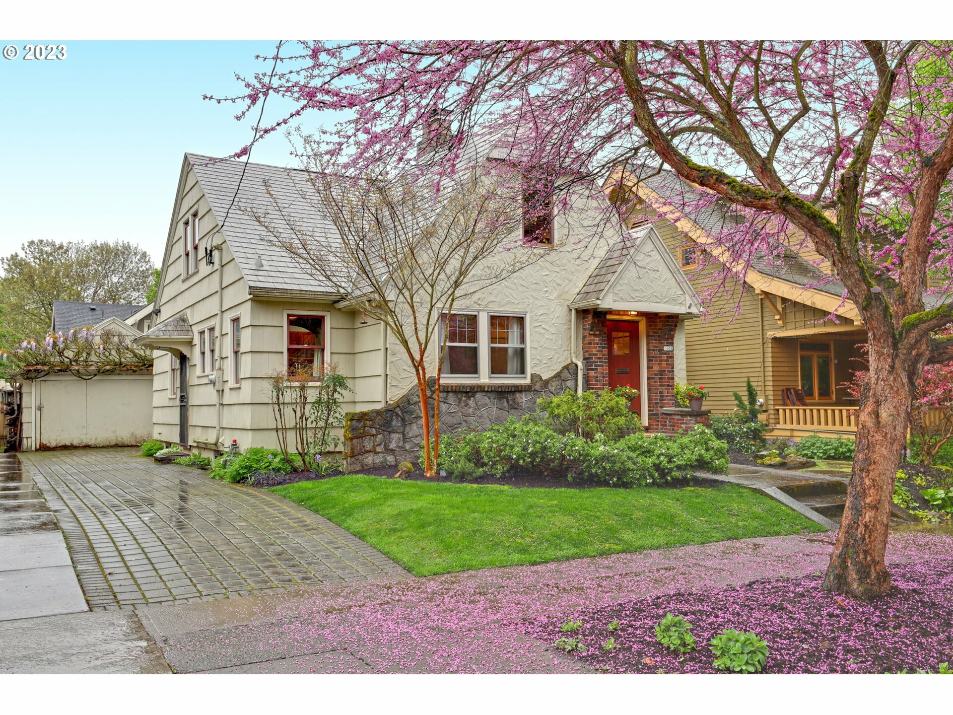 Property Photo: 2406 NE 9th Ave OR 97212