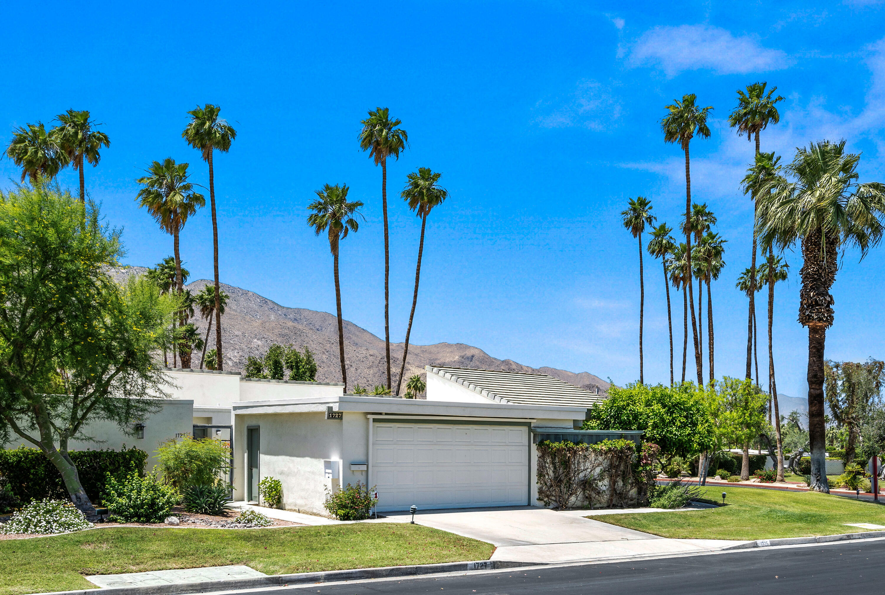 Property Photo: 1727 W Grand Bahama Drive CA 92264