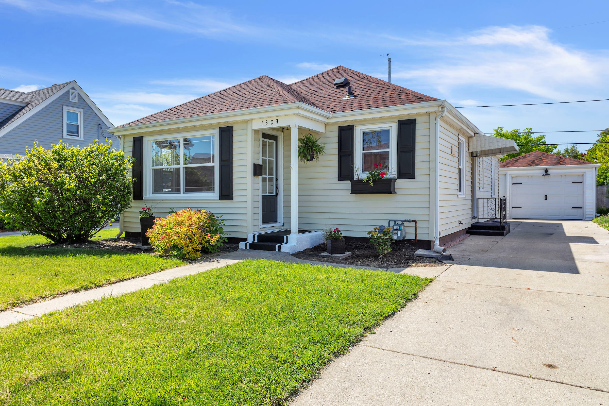 Property Photo: 1303 Kingston Ave WI 53402