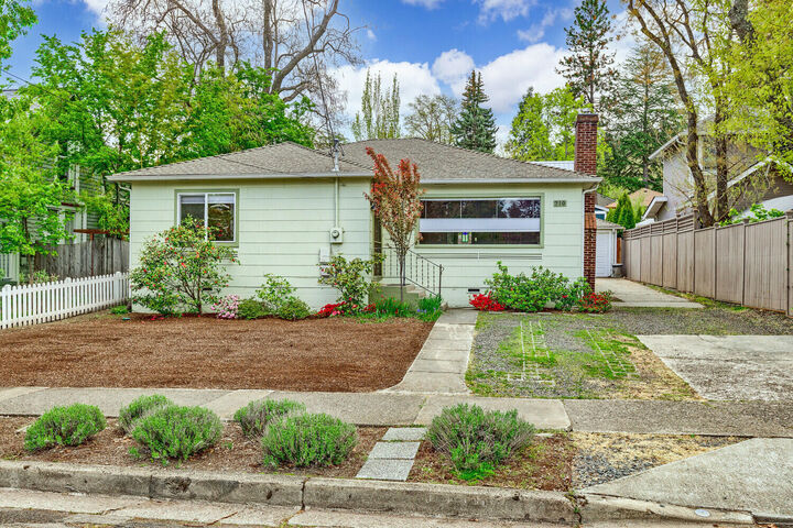 710 Iowa Street  Ashland OR 97520 photo