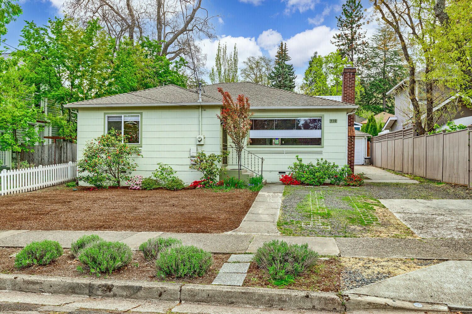 Property Photo: 710 Iowa Street OR 97520