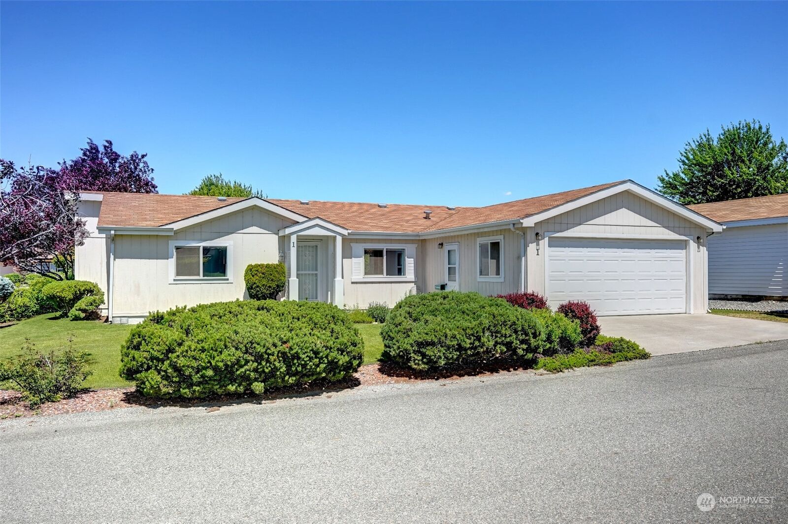 Property Photo: 1 Crystal Place E WA 98841