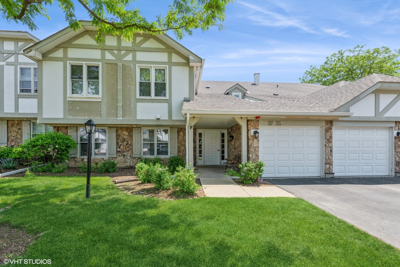 Property Photo: 1237 N Regency Drive 4 IL 60061