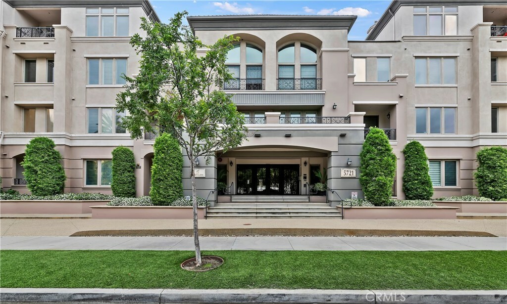 Property Photo: 5721 S Crescent Park West 305 CA 90094