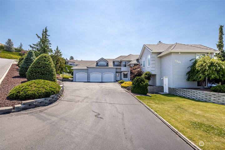 Property Photo: 2201 N Devon Avenue WA 98802