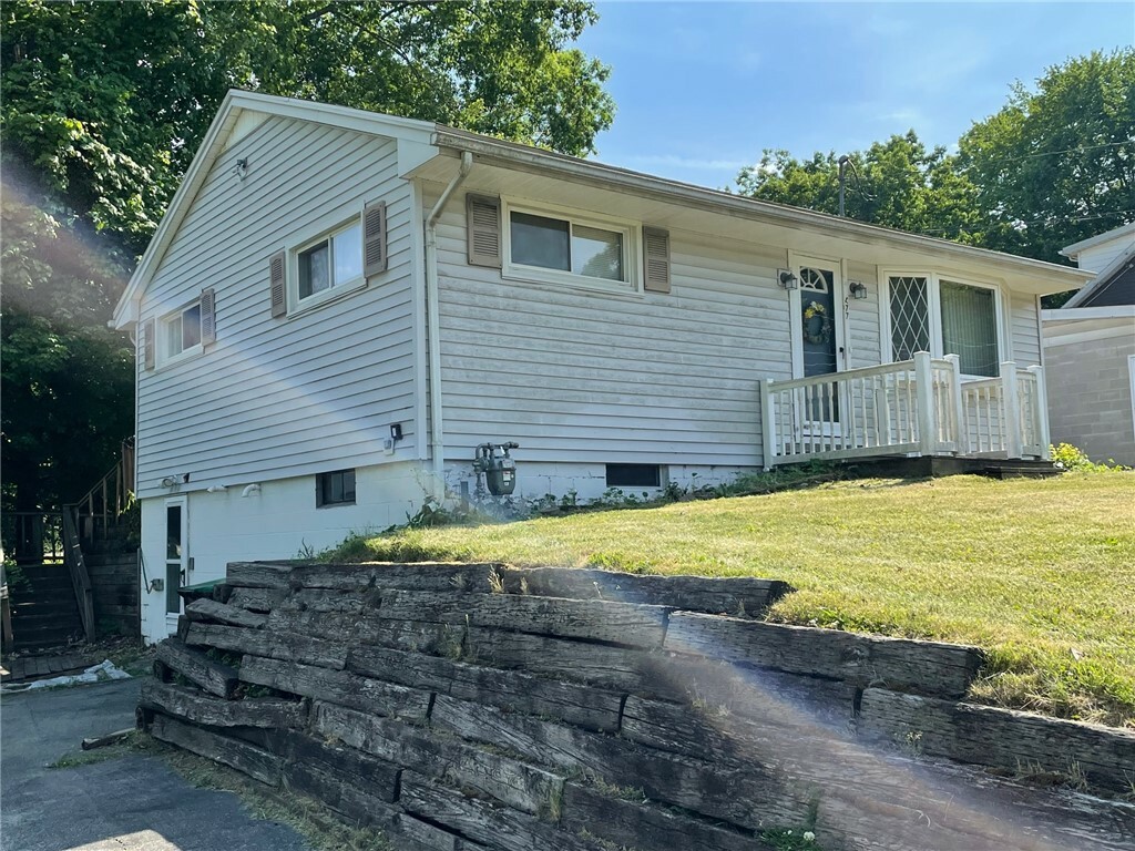 Property Photo:  477 W Park St  PA 16148 