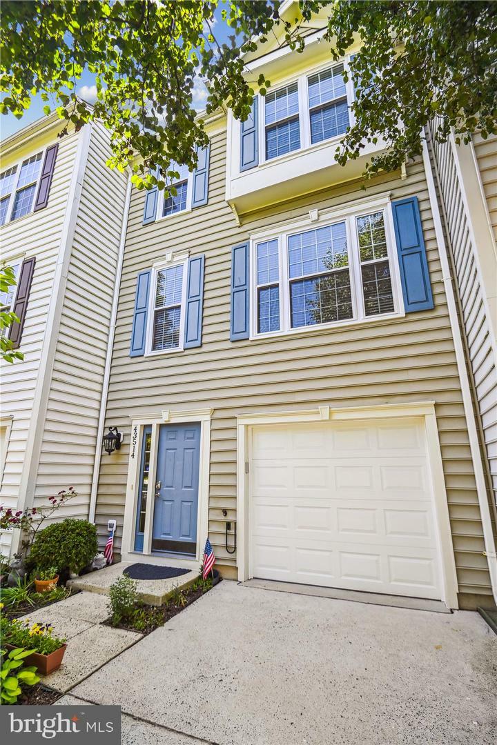 Property Photo:  43514 Greenwich Square  VA 20147 