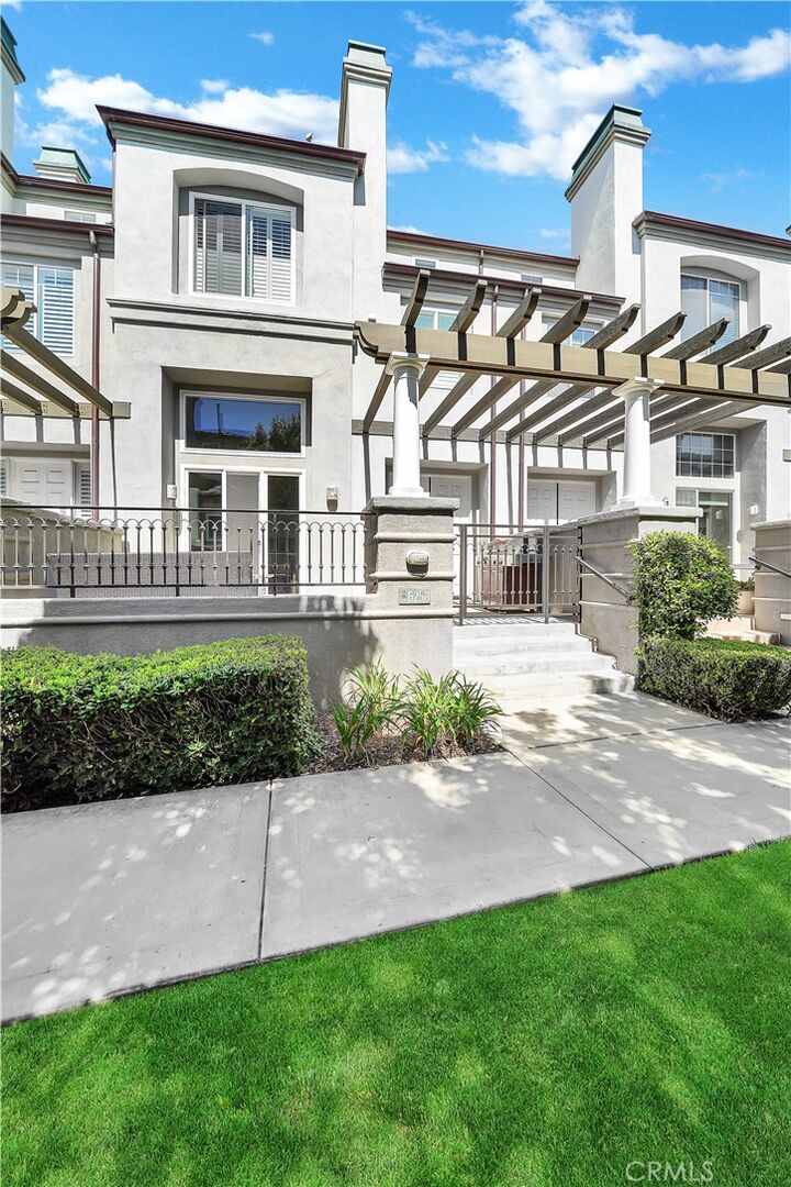 Property Photo:  6258 Surfboard Circle  CA 92648