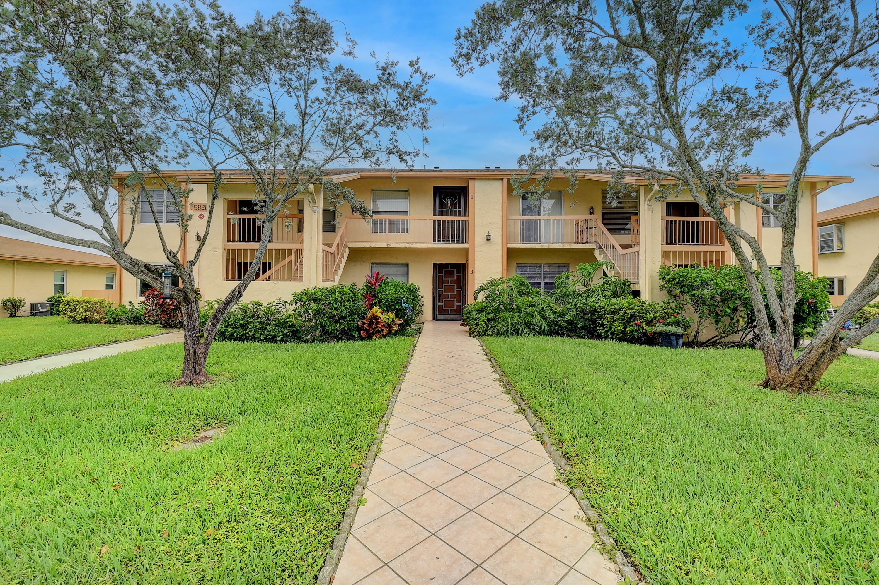 Property Photo:  5820 Sugar Palm Court E  FL 33484 