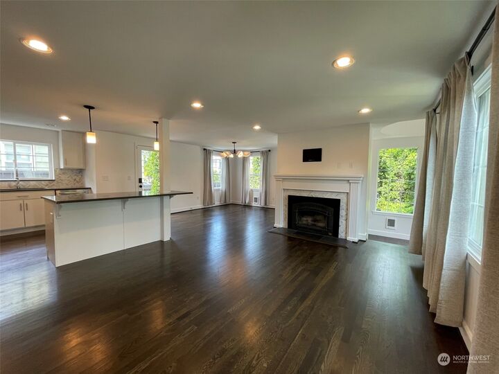 Property Photo:  3255 W Viewmont Way W  WA 98199 