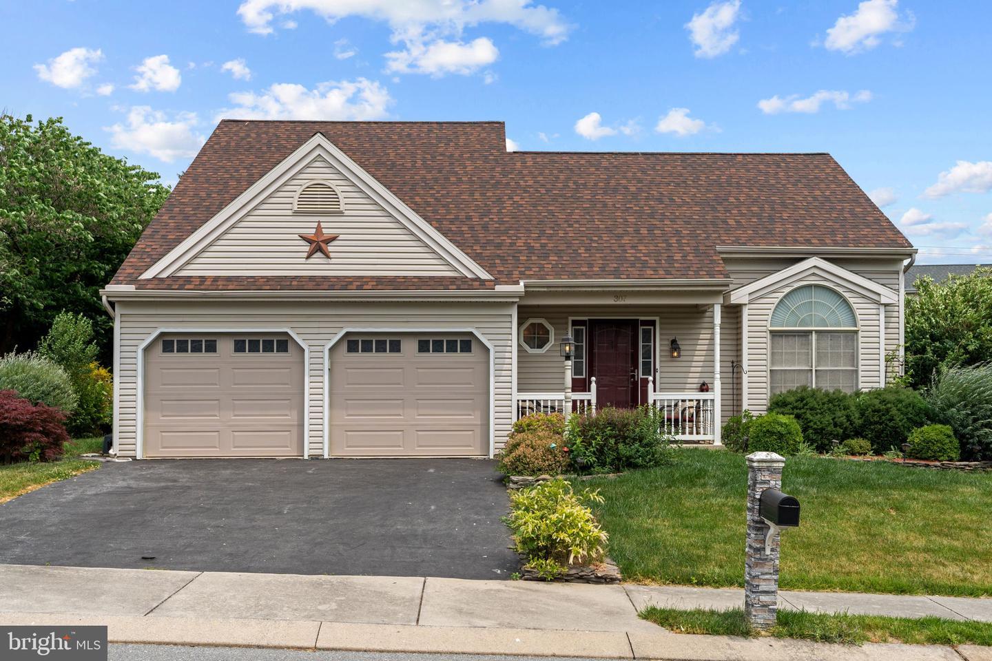 Property Photo:  307 Oak Thorne Lane  PA 17602 