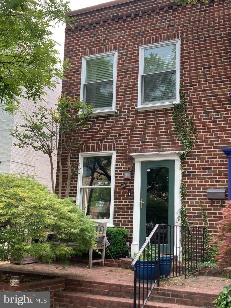 Property Photo: 216 S West Street VA 22314