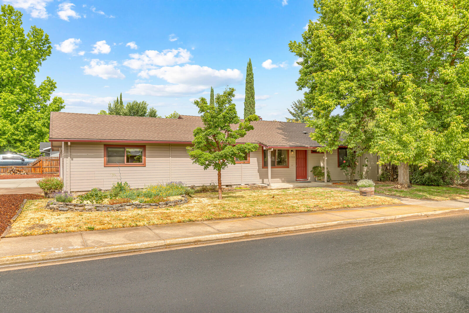 Property Photo: 1328 S Oakdale Avenue OR 97501